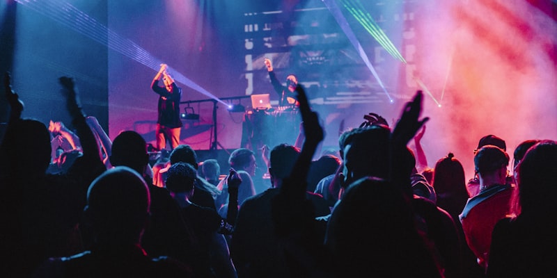 球迷在体育场大屏幕前欢呼庆祝 - 线下官方观赛派对与场馆