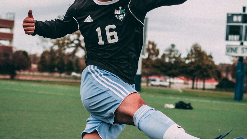 售票网站页面与球迷排队购票 - 世界杯门票销售第一阶段圆满结束